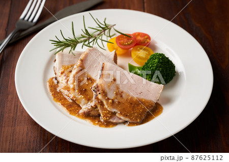 マスタードソースをかけたローストポーク マスタードソースをかけたローストポーク 87625112