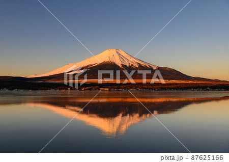 (山梨県)早朝の山中湖・逆さ紅富士の絶景 (山梨県)早朝の山中湖・逆さ紅富士の絶景 87625166