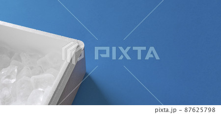 生鮮食品を保存するための発砲スチロールの箱と氷 87625798