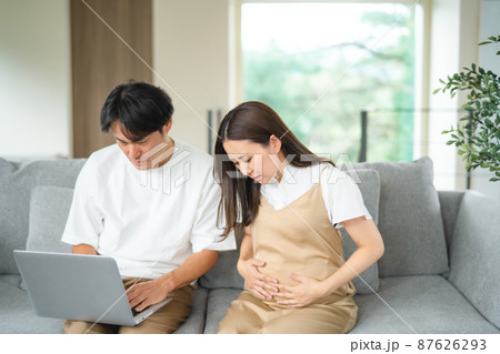 出産直前の妊婦の病院を探す男性 87626293