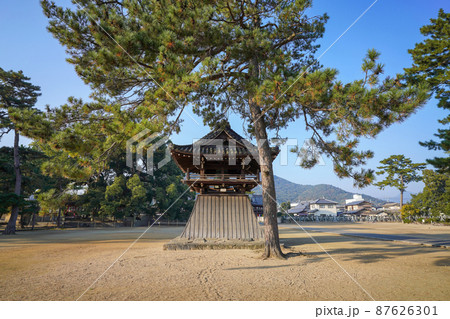 広大なお寺の境内で見た古い鐘楼のある情景@香川 広大なお寺の境内で見た古い鐘楼のある情景@香川 87626301