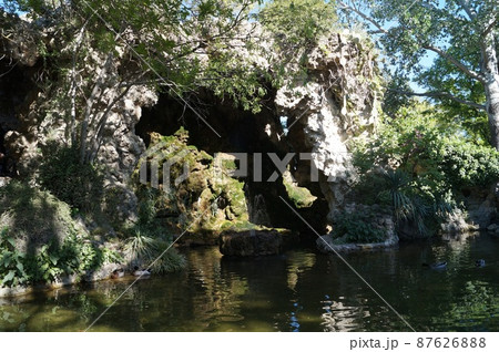 フランス アヴィニョン ロシェ･デ･ドム公園の池 87626888