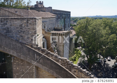 フランス アヴィニョン 旧市街の城壁 87626891