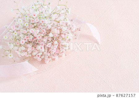 ピンクと白のカスミソウの花束 87627157