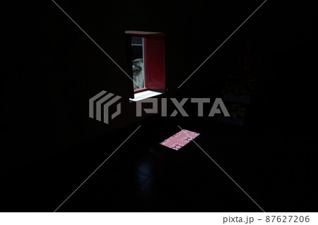 タイ・チェンマイの寺院・静寂に包まれた拝殿の明かり取り窓 タイ・チェンマイの寺院・静寂に包まれた拝殿の明かり取り窓 87627206