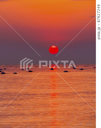 林崎松江海岸の夕陽と遥か遠くまでたくさんのブイが浮かぶ海苔の養殖場/兵庫県明石市 林崎松江海岸の夕陽と遥か遠くまでたくさんのブイが浮かぶ海苔の養殖場/兵庫県明石市 87627249