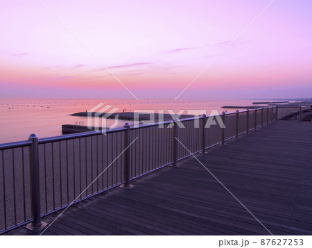 夕焼け染まる林崎松江海岸/遥か遠くまでたくさんのブイが浮かぶ海苔の養殖場/兵庫県明石市 夕焼け染まる林崎松江海岸/遥か遠くまでたくさんのブイが浮かぶ海苔の養殖場/兵庫県明石市 87627253