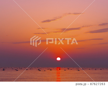 林崎松江海岸の夕陽と遥か遠くまでたくさんのブイが浮かぶ海苔の養殖場/兵庫県明石市 87627263