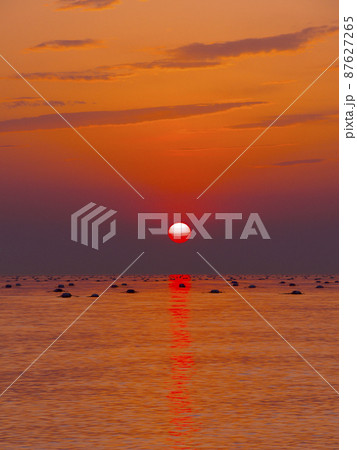 林崎松江海岸の夕陽と遥か遠くまでたくさんのブイが浮かぶ海苔の養殖場/兵庫県明石市 87627265