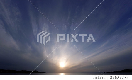 すじ雲が放射状に拡がった夕空・冬・春・超広角・220307pm・空主体 すじ雲が放射状に拡がった夕空・冬・春・超広角・220307pm・空主体 87627275