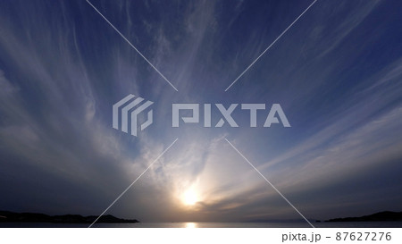 放射状の雲が拡がった夕空・冬・春・超広角・220307pm・空主体 87627276