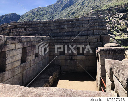 【ペルー】マチュピチュ遺跡:美しく加工をされた石積み 【ペルー】マチュピチュ遺跡:美しく加工をされた石積み 87627348