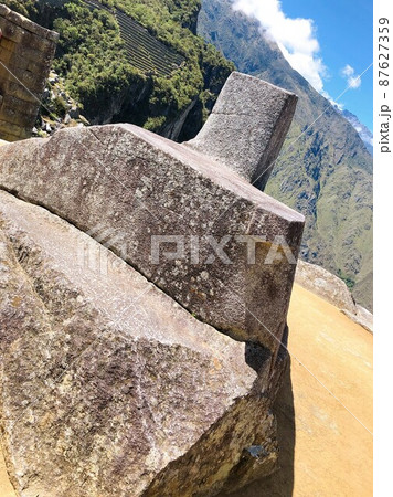 【ペルー】マチュピチュ遺跡：インティワタナ（日時計）の石と美しい山の景色 87627359
