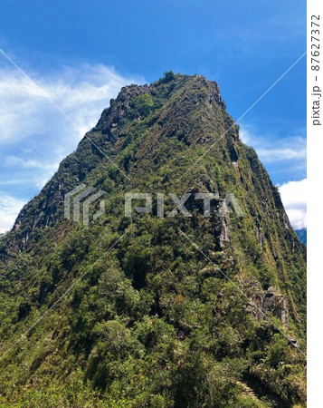 【ペルー】マチュピチュ遺跡:ワイナピチュ山の登山道からみるワイナピチュ山の山頂 【ペルー】マチュピチュ遺跡:ワイナピチュ山の登山道からみるワイナピチュ山の山頂 87627372