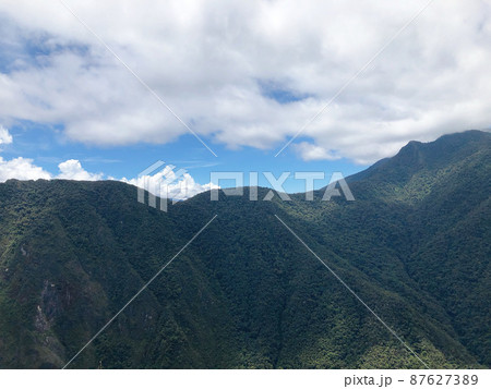 【ペルー】マチュピチュ遺跡:ワイナピチュ山の登山道から見る山間の景色 【ペルー】マチュピチュ遺跡:ワイナピチュ山の登山道から見る山間の景色 87627389