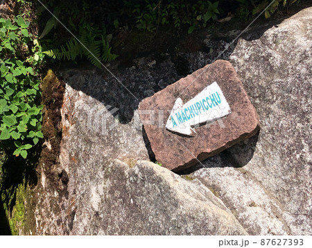 【ペルー】マチュピチュ遺跡:ワイナピチュ山の登山道の岩に置かれた「MACHU PICCHU」の案内板 【ペルー】マチュピチュ遺跡:ワイナピチュ山の登山道の岩に置かれた「MACHU PICCHU」の案内板 87627393
