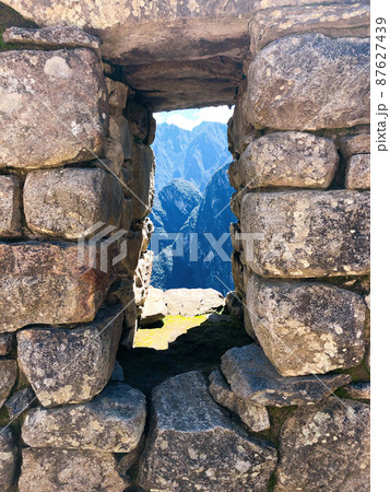 【ペルー】マチュピチュ遺跡：石積み越しに見る美しい山の景色 87627439