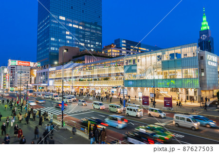 新宿駅南口　夜景 87627503