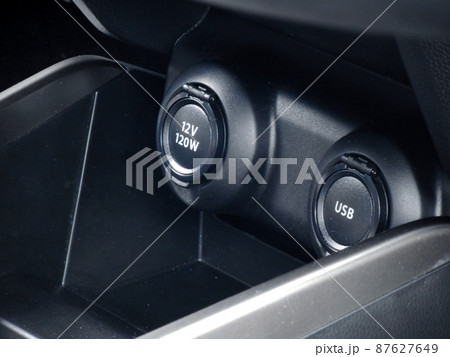 センターコンソールのスマホ置き場と充電ポート センターコンソールのスマホ置き場と充電ポート 87627649