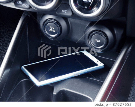 センターコンソールのスマホ置き場と充電ポート センターコンソールのスマホ置き場と充電ポート 87627652
