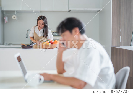 出産直前の妊婦と仕事する男性(体調不良) 出産直前の妊婦と仕事する男性(体調不良) 87627782