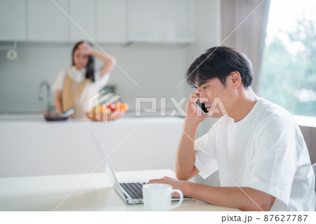 出産直前の妊婦と仕事する男性（怒る） 87627787