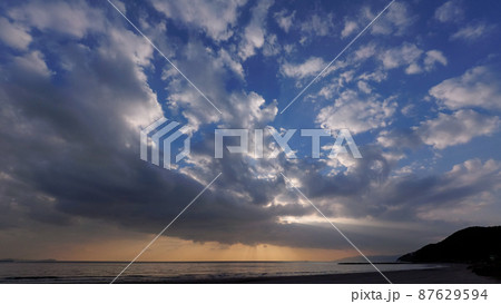 迫力のある雲と光芒が射す砂浜の夕景・冬・超広角・220126pm 迫力のある雲と光芒が射す砂浜の夕景・冬・超広角・220126pm 87629594