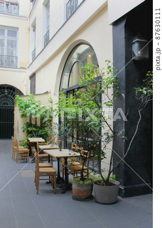 パリの中庭カフェテラス 87630111
