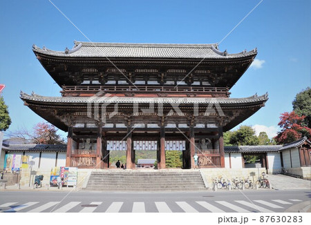 青空の仁和寺二王門 重要文化財 世界遺産 京都 京都市 京都府の写真素材 [87630283] - PIXTA