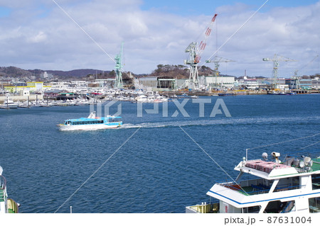 観光船が行き交う塩釜港の景色 観光船が行き交う塩釜港の景色 87631004