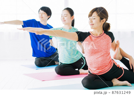 ヨガ　フィットネス　スポーツジム　女性　エクササイズ 87631249