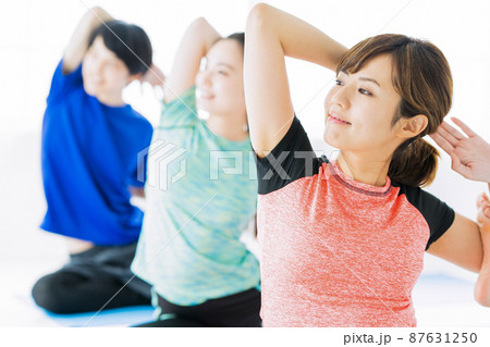 ヨガ　フィットネス　スポーツジム　女性　エクササイズ 87631250