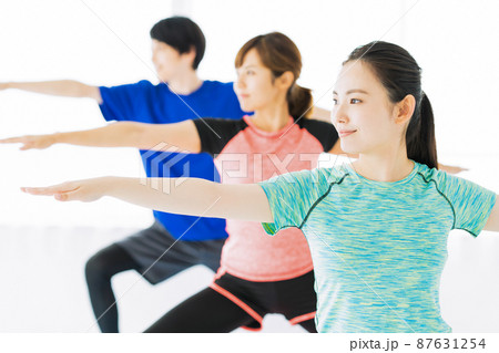ヨガ　フィットネス　スポーツジム　女性　エクササイズ 87631254