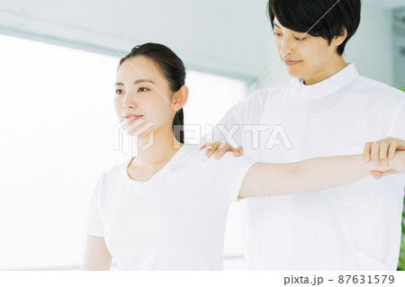 マッサージ　整体　カイロプラクティック　女性　患者 87631579