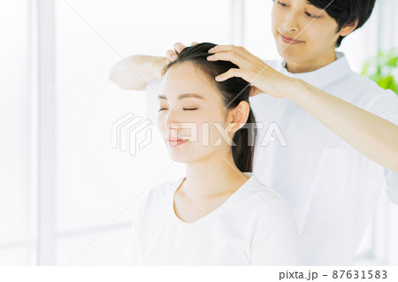 マッサージ　整体　カイロプラクティック　女性　患者 87631583