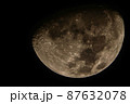 黒い背景にうつる幻想的で神秘的な月 87632078