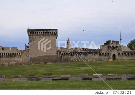 フランス アヴィニョン 旧市街の城壁 87632521