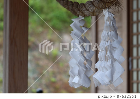 神社の白いギザギザの紙垂しで 87632551