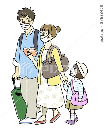 楽しそうな旅行中のマスクをしている家族　観光 87633459