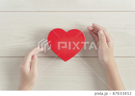 尊い命。子供の手と命 87633652