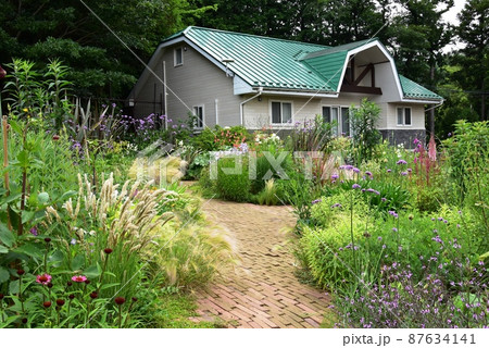 愛川町　服部牧場ファームガーデンの花々と新緑と散策路 87634141
