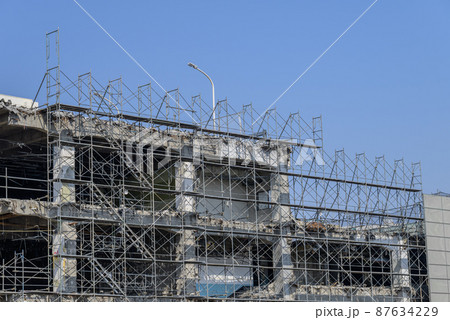大規模な解体工事現場と仮設足場 87634229