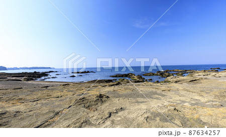 湘南三浦半島の神奈川県三浦市のロケ地で有名な黒崎の鼻の早春 87634257