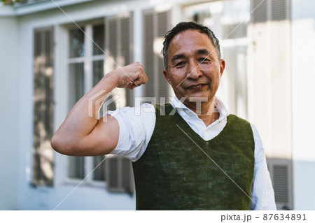 60代男性の力こぶ 60代男性の力こぶ 87634891
