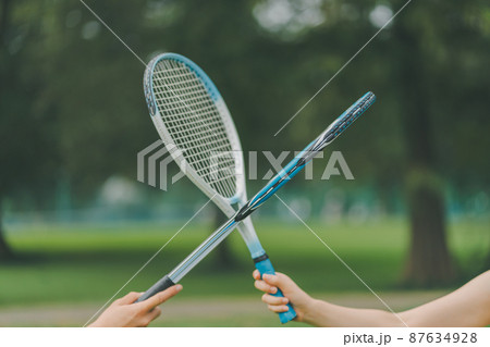 テニスのラケットタッチ 87634928
