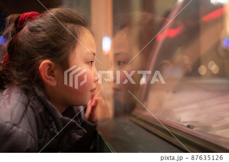 ショーウインドウを見る少女 ショーウインドウを見る少女 87635126