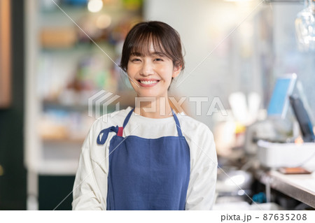 若くて可愛いカフェ店員 87635208