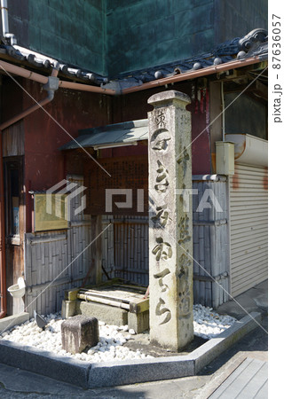 醤油発祥地・湯浅　熊野街道の立石道標　和歌山県湯浅町 87636057