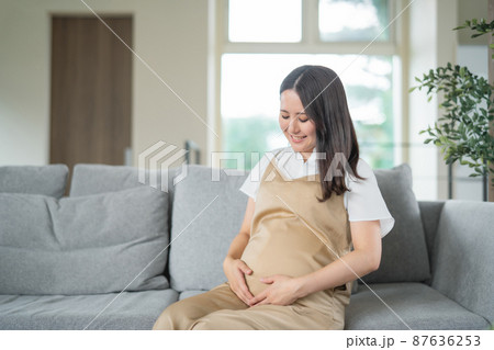 笑顔の妊婦 笑顔の妊婦 87636253