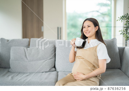 笑顔の妊婦（飲み物） 87636256